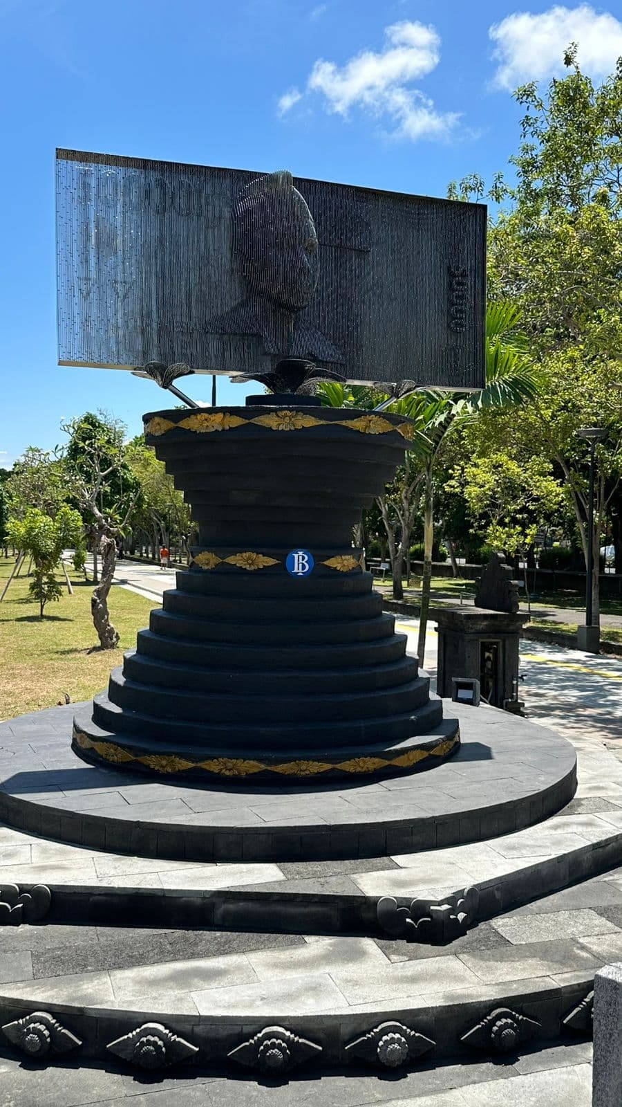 Tugu Cinta Bangga Paham Rupiah slide 1