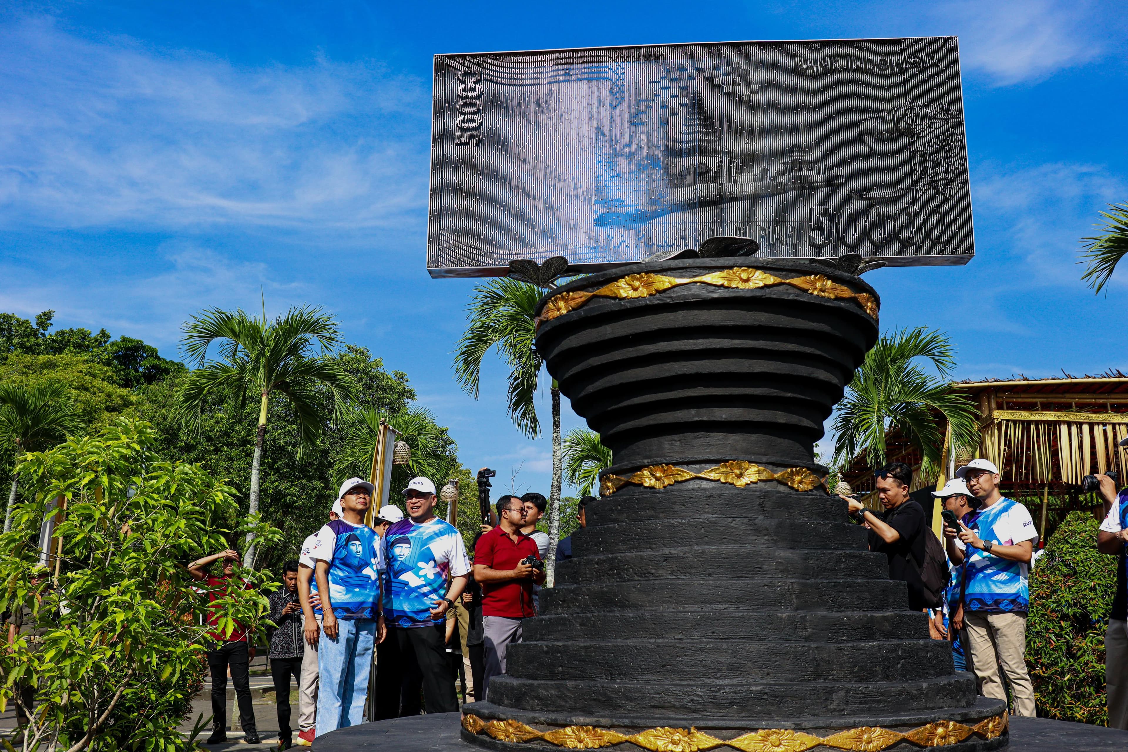Tugu Cinta Bangga Paham Rupiah slide 10